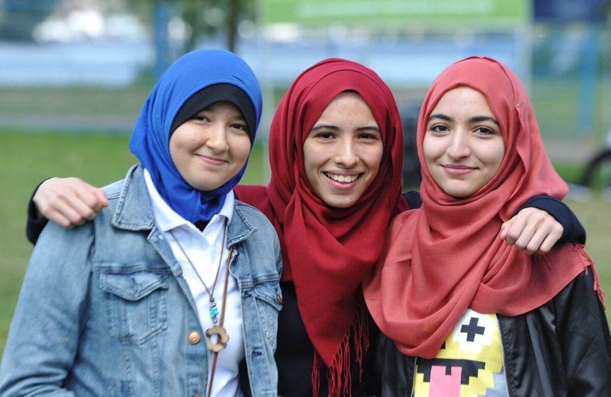 3 women wearing hijabs in France